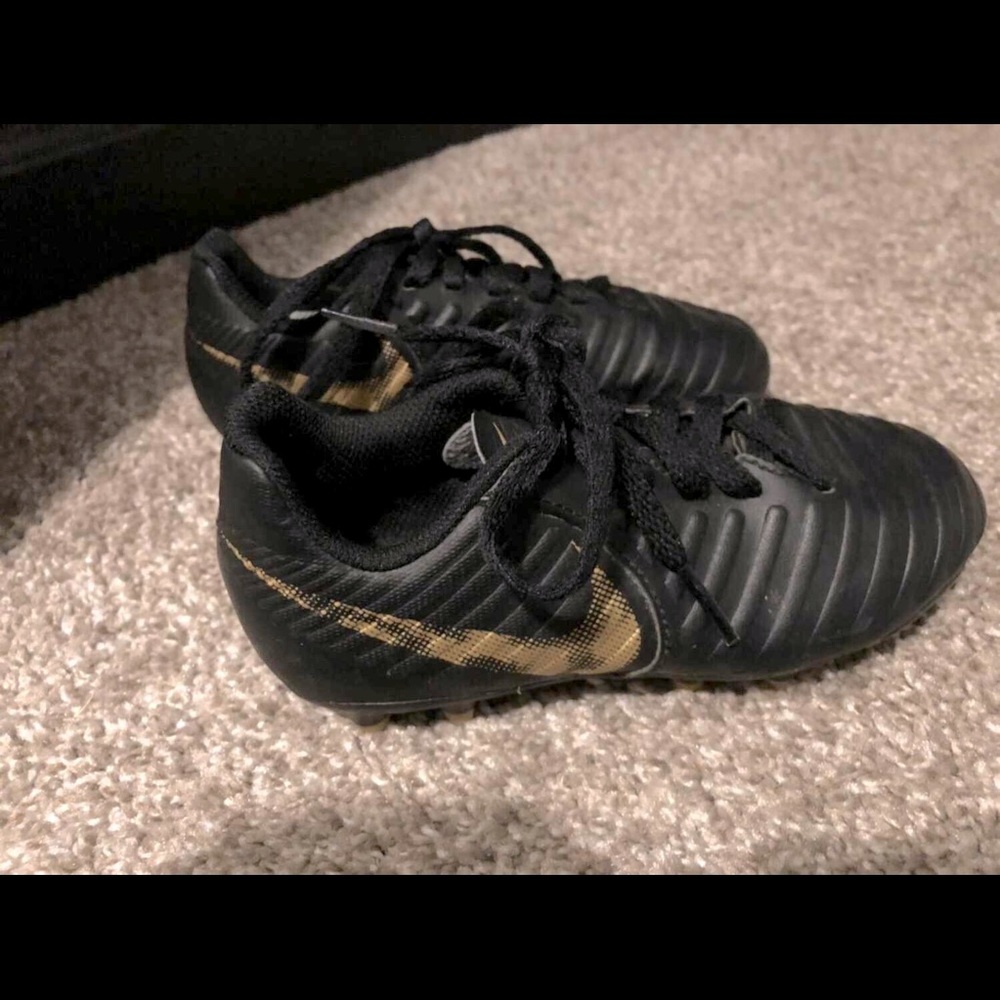 Boys size 10.5 Nike soccer cleats